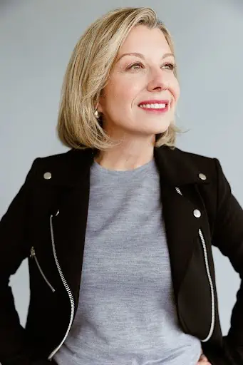 How To Look More Put Together Layer Your Looks Like This Woman In A Tshirt And Jacket
